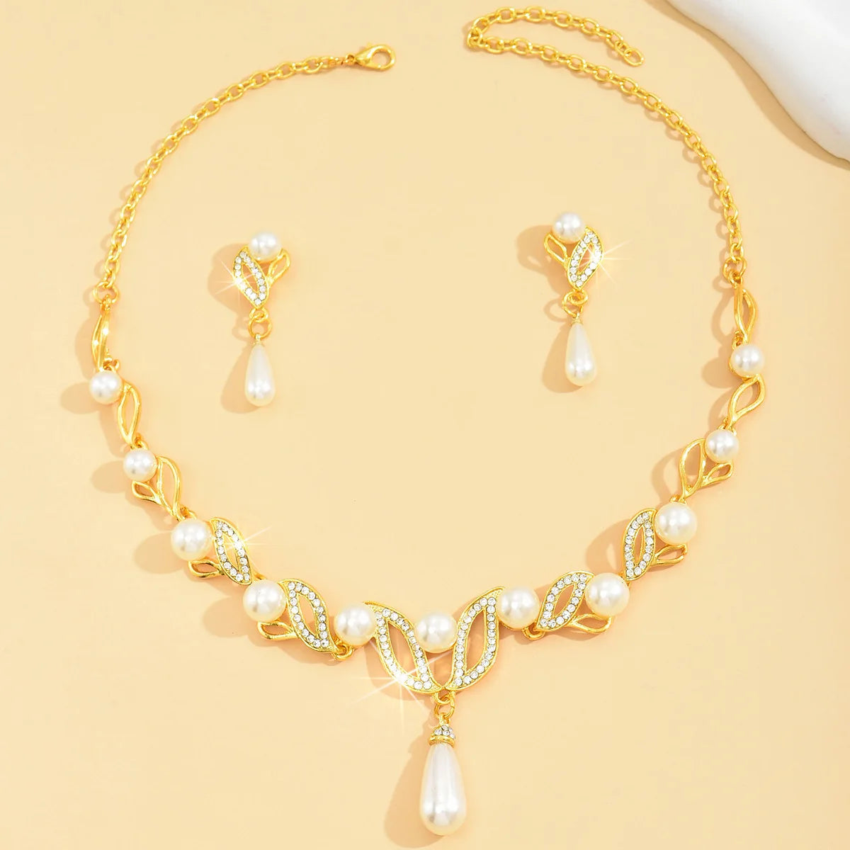Fashionable and elegant temperament pearl water droplet set, light luxury style, elegant and gorgeous jewelry set for women