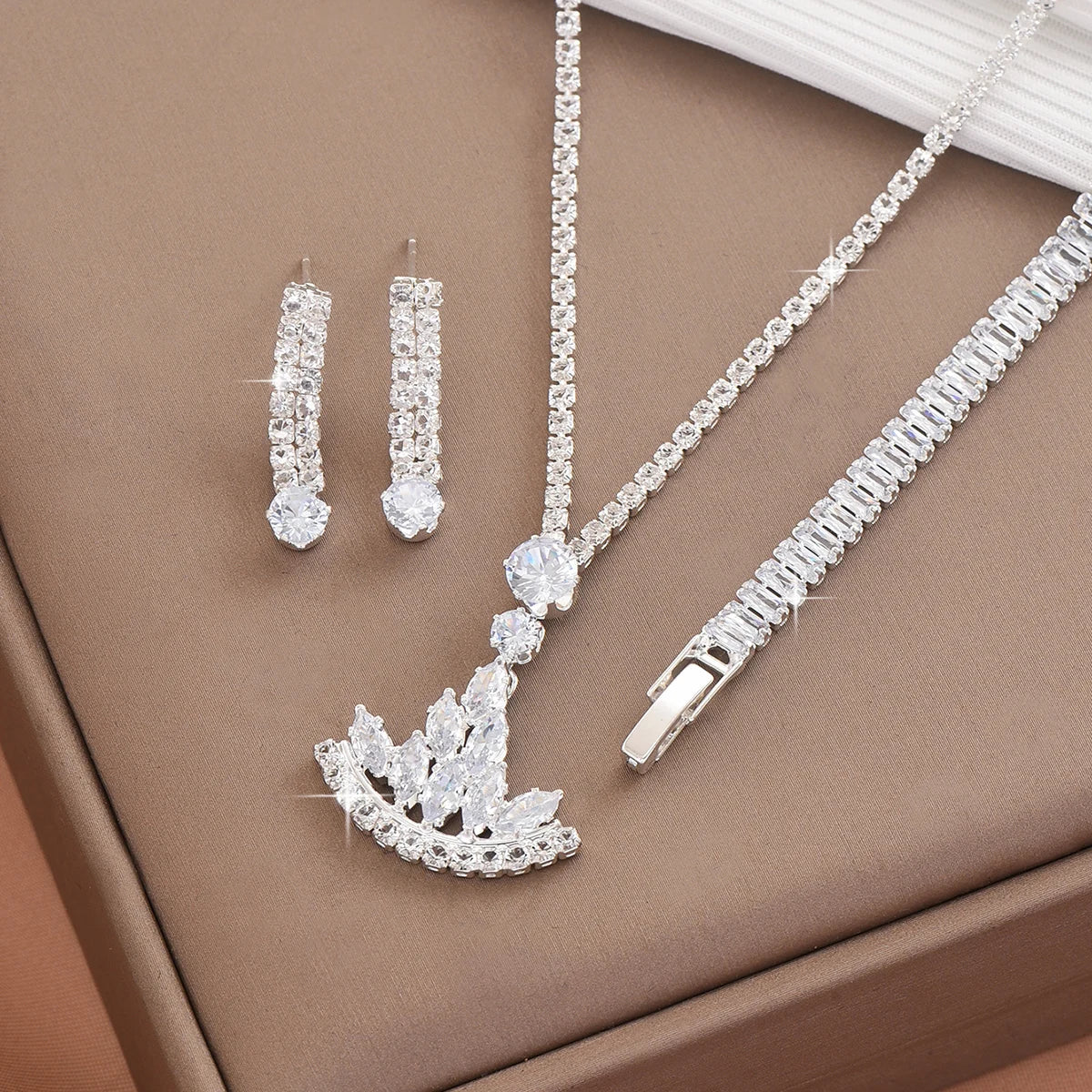 Women's Fashion Claw Chain Design Sail Set Versatile Style Super Shining Crystal Jewelry Set