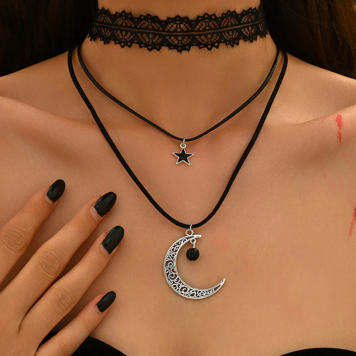 Dark cross bead collarbone chain, female heavy worker, spicy girl, high-end, sweet and cool necklace, rivet, hip-hop accessory