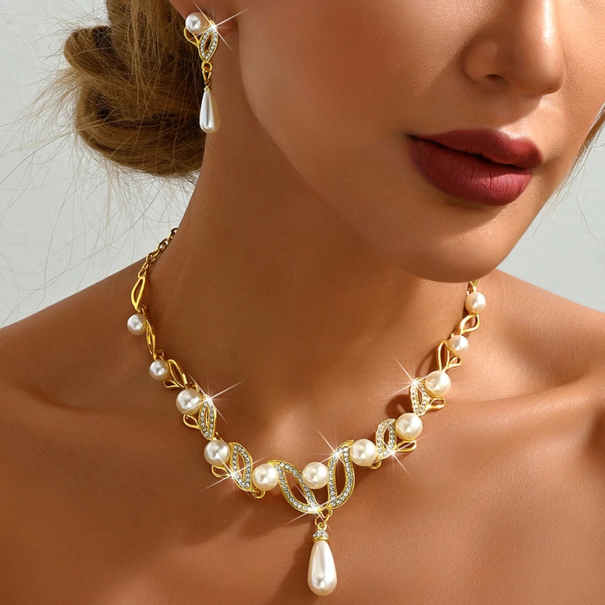 Fashionable and elegant temperament pearl water droplet set, light luxury style, elegant and gorgeous jewelry set for women