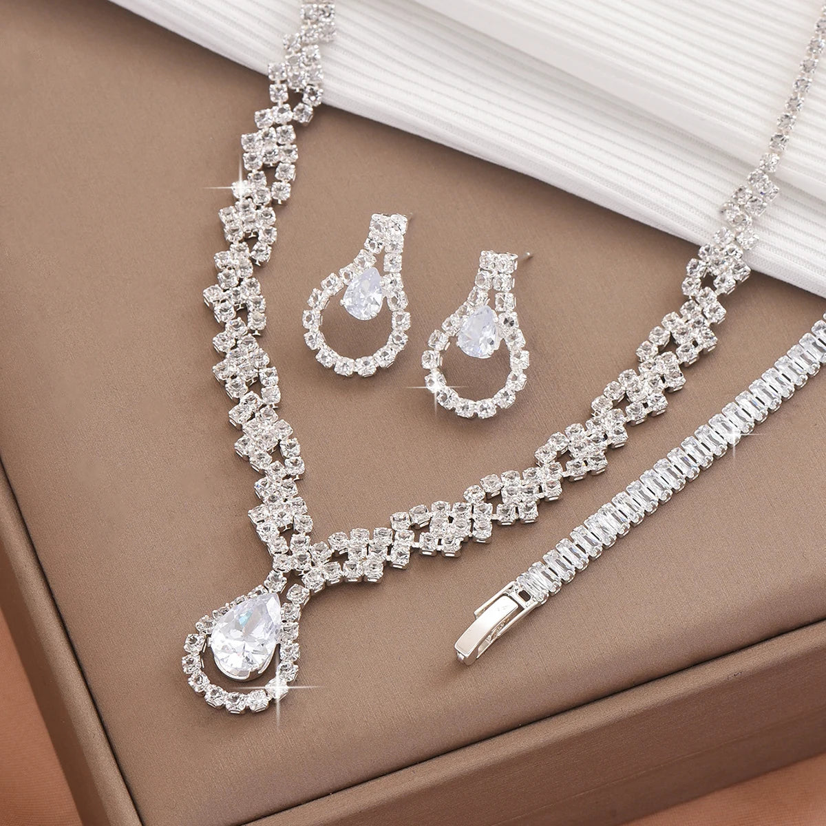 Fashionable design with rhinestone inlaid women's jewelry set, super shiny, sparkling and high-end first jewelry for women
