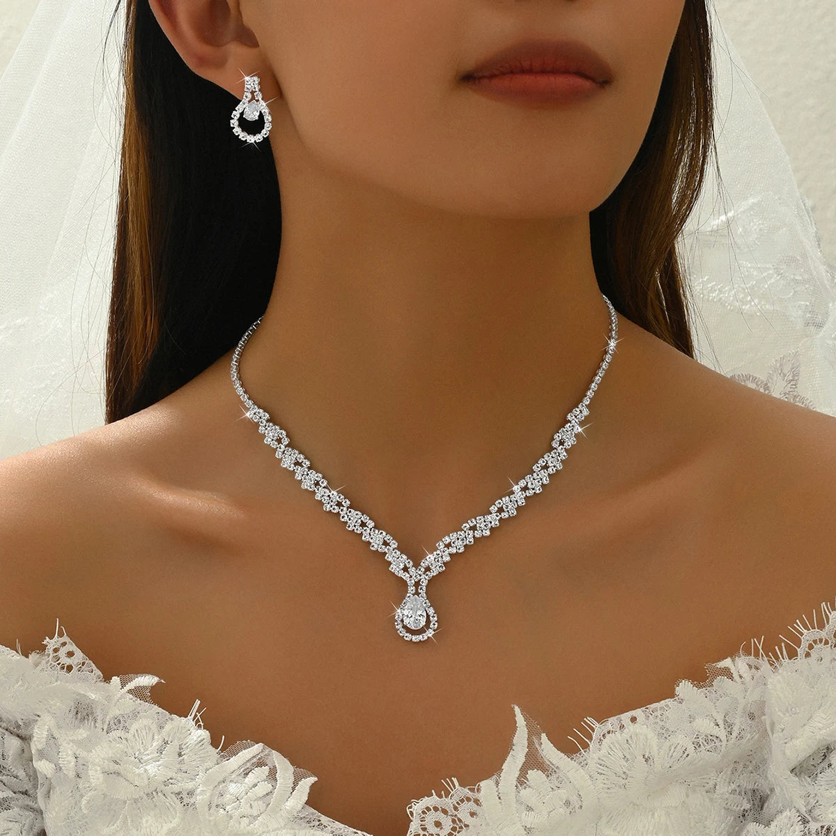 Fashionable design with rhinestone inlaid women's jewelry set, super shiny, sparkling and high-end first jewelry for women