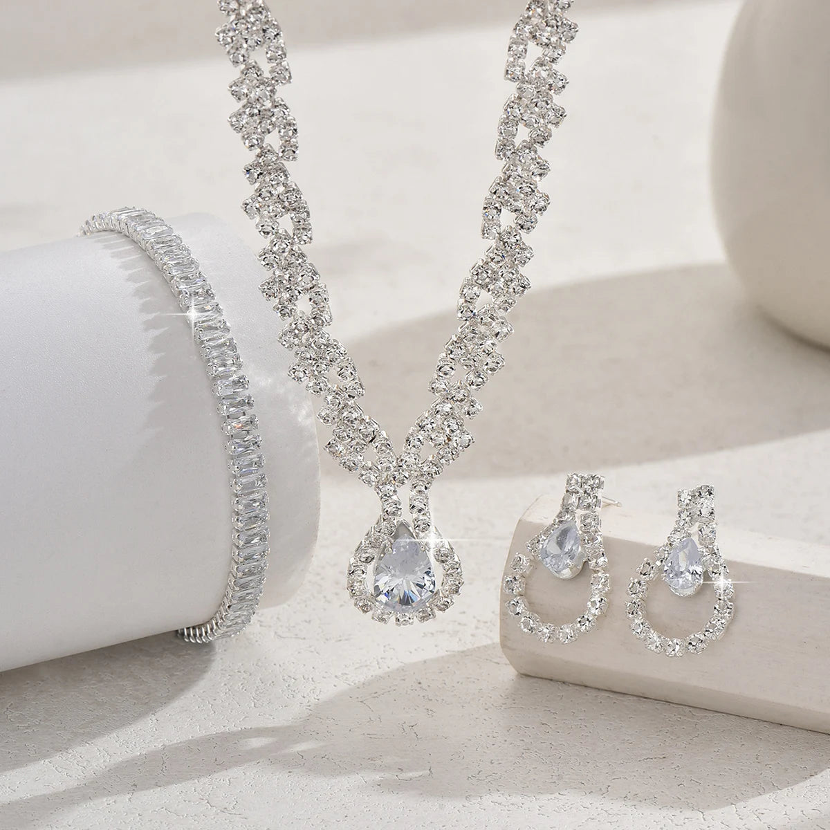 Fashionable design with rhinestone inlaid women's jewelry set, super shiny, sparkling and high-end first jewelry for women